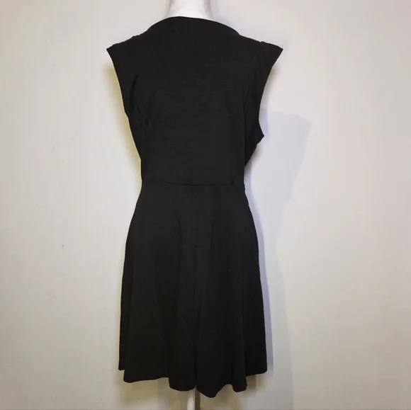 Elegant Black Sleeveless Dress - Picture 7 of 7